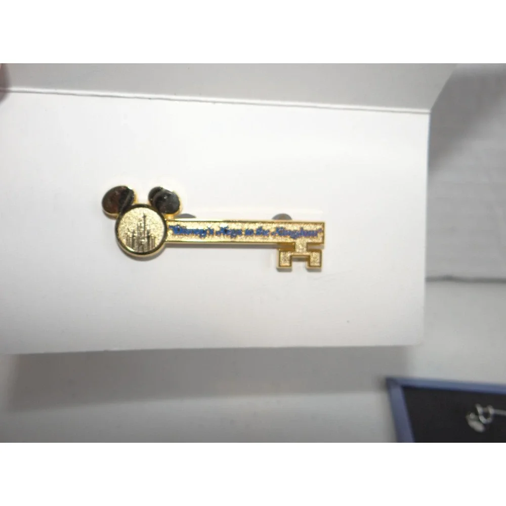 Disney Keys to the Kingdom‎ Tour Gold Key Pin and Button Set Mickey Minnie WDW